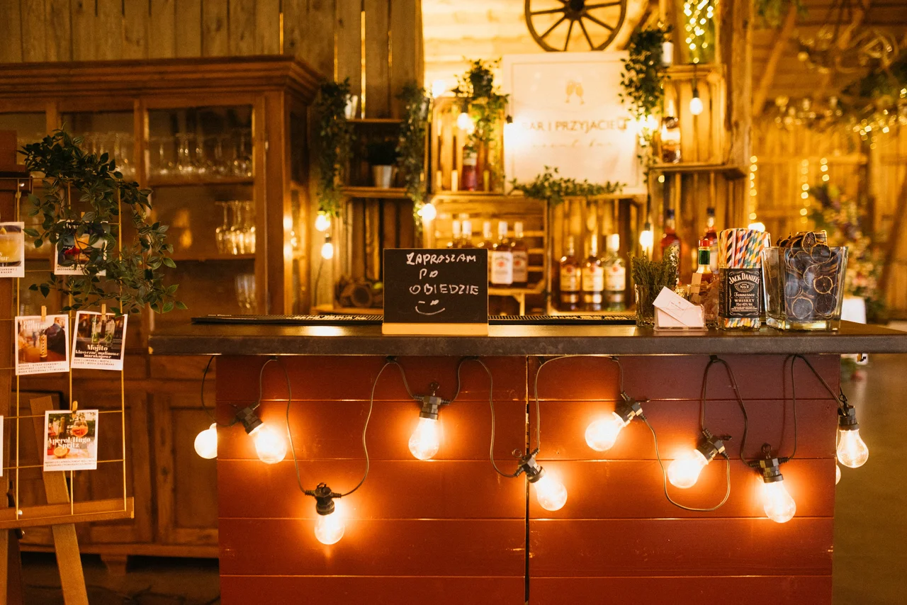 Bar rustykalny wieczorem